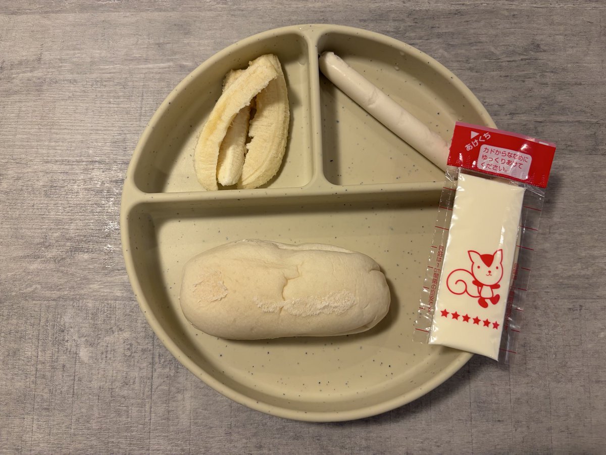 uqu_muu's tweet photo. 1歳半自宅保育限界飯(朝)。+牛乳。白すぎ。 https://t.co/lGO9lPnRlT