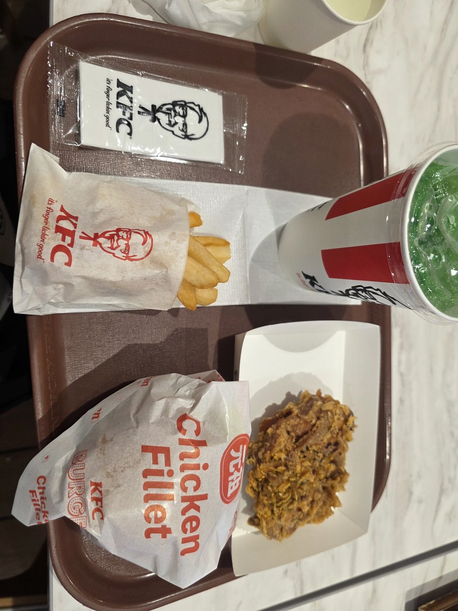 ayakasaman's tweet photo. @KFC_jp 当たらないけど食べた〜✨ https://t.co/4aqy5XnHcm
