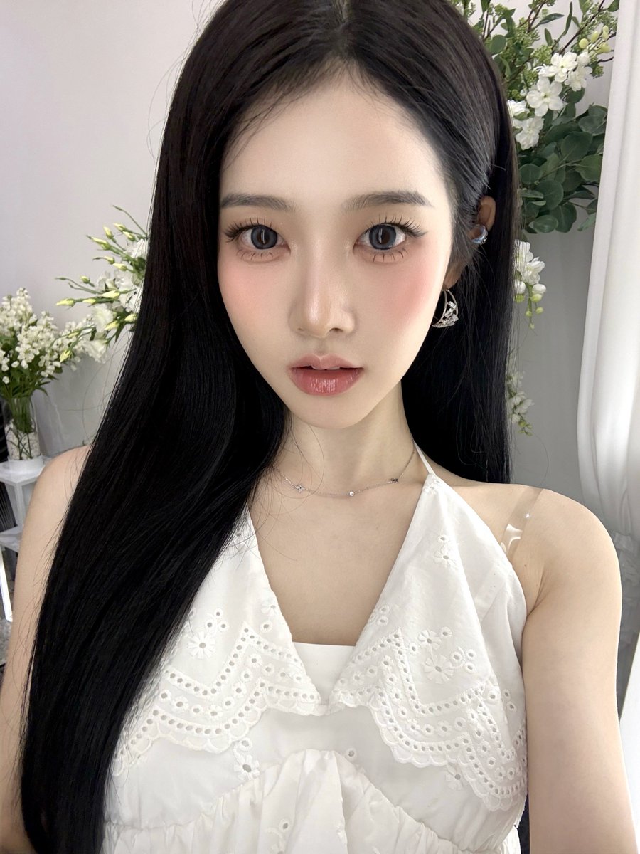 sieupn's tweet photo. happy, happy thursyay! what a beautiful day .. to listen to our song, “https://t.co/WW49O4GOxI” ♥︎♥︎ https://t.co/MiuyuaJjr4