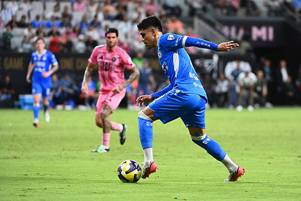 ikecarrera's tweet photo. Hay por lo menos 3 plazas de NFM claramente mejorables en Cruz Azul. Y dentro del club lo saben.

El problema es que se han respetado jerarquías por encima del rendimiento. Hay jugadores que ya cumplieron su ciclo y plazas que deberían haberse movido este mercado para volver a competir por todo. Sostenerlos por inercia también es una decisión deportiva.

Si Cruz Azul quiere dar otro salto de calidad, hay que dejar de proteger nombres y empezar a competir también desde el armado del plantel.