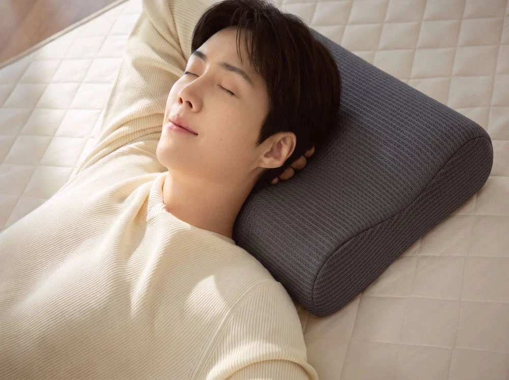 myjuyz_seonho's tweet photo. Kim Seonho with MUEN Airflex 3D Mesh Cervical Pillow AD

#KimSeonho #김선호 https://t.co/OKIIIuFdHl