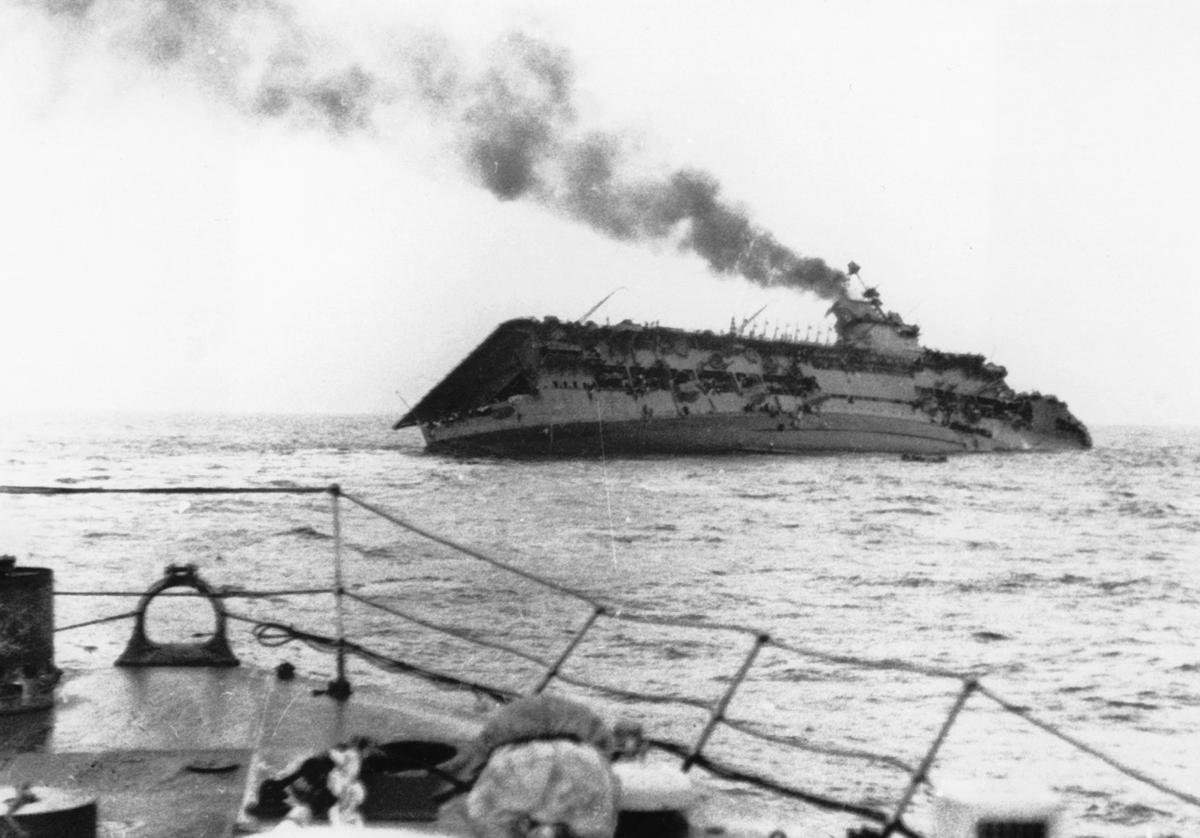 HiddenHistoryYT's tweet photo. HMS Courageous sinking, Atlantic Ocean, 17 September 1939; photograph taken by a British Royal Navy sailor aboard an escorting vessel https://t.co/dB0PusAa1C