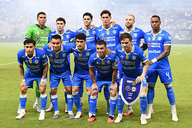 ikecarrera's tweet photo. Hay por lo menos 3 plazas de NFM claramente mejorables en Cruz Azul. Y dentro del club lo saben.

El problema es que se han respetado jerarquías por encima del rendimiento. Hay jugadores que ya cumplieron su ciclo y plazas que deberían haberse movido este mercado para volver a competir por todo. Sostenerlos por inercia también es una decisión deportiva.

Si Cruz Azul quiere dar otro salto de calidad, hay que dejar de proteger nombres y empezar a competir también desde el armado del plantel.
