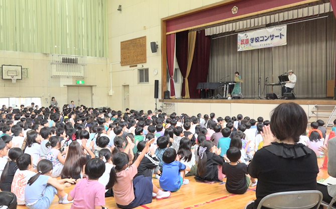 minon_official's tweet photo. 【福岡】太宰府市立国分小学校にて「ビエント〜風の音楽（うた）コンサート」を開催！🏫✨

ケーナ・オカリナ等の民族楽器奏者・吉川万里さんと、シンセサイザー奏者・竹口美紀さんによるデュオ「ビエント」が、約600名の児童・先生へ温かな音色を届けました🍃

児童が珍しい民族楽器で『もののけ姫』を即興合奏する体験コーナーやラストの「コンドルは飛んで行く」まで、会場は大��り上がり！👏

「たった2つの楽器から様々な感情が伝わってきた」と、児童の心にもしっかり届いたひとときとなりました🎶