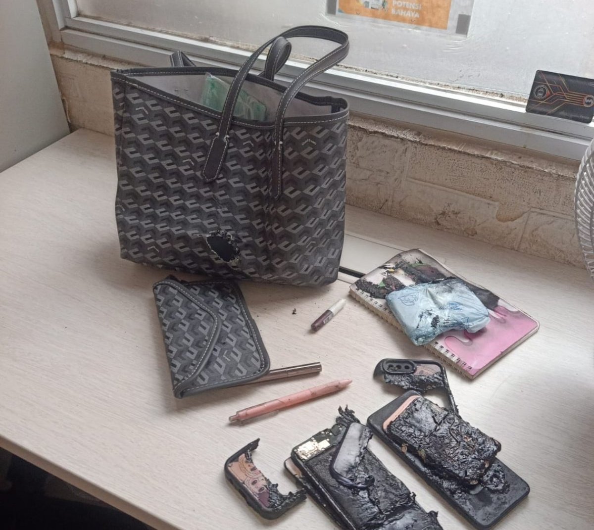zoelfick's tweet photo. Handphone meledak di tas milik penumpang KRL di Stasiun Rawa Buntu, tadi pagi. 

Sempat bikin heboh dan ada yang mengira asapnya dari KRL. Ternyata dari kedua handphone ini. 

Pemiliknya begitu sadar tasnya berasap langsung melemparnya ke luar kereta. https://t.co/bYkkmIKmst