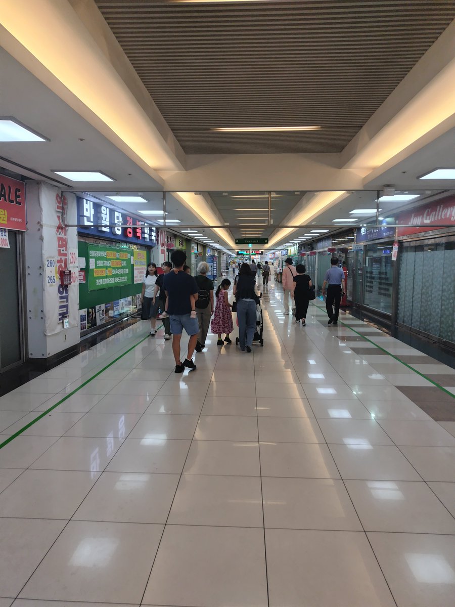 nyhnkt's tweet photo. 韓国🇰🇷大邱市　晩ごはんの後、夜の🌃街です https://t.co/Dxo43FgHR6