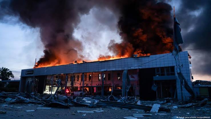 RussianSpoof's tweet photo. 🚨 BREAKING  Russia has launched another large scale missile attack against Ukraine.

Reports indicate the strike involved Iskander ballistic missiles, Kalibr cruise missiles, Zircon missiles, KN-23 ballistic missiles and S-400-launched missiles.

Explosions and strikes were reported across Kyiv, Odesa, Zaporizhzhia and Kherson regions.

The situation remains tense as Ukraine assesses the full damage from the overnight attack.
