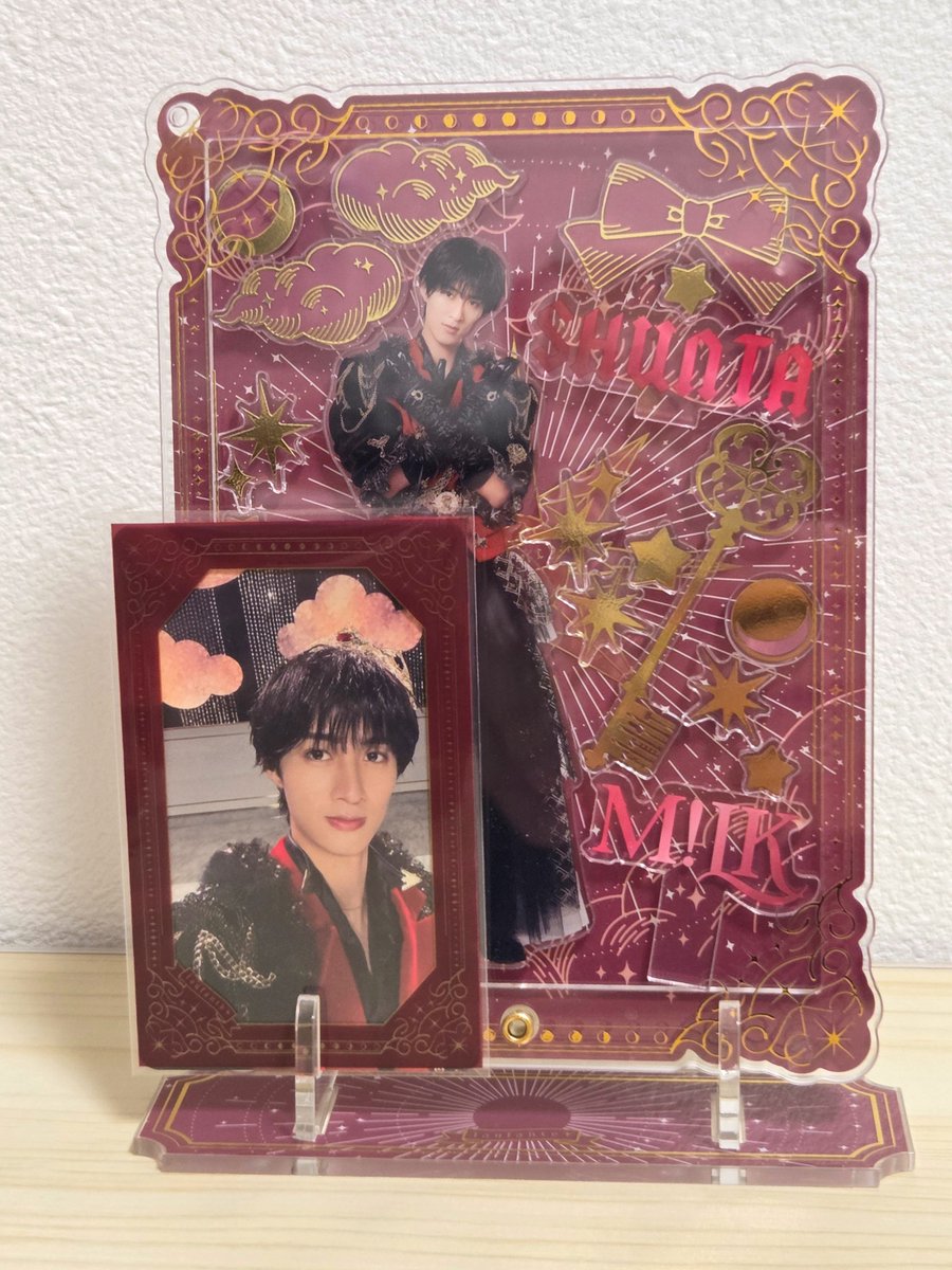 natcham_kayoo's tweet photo. トレカ用のスリーブも準備してたから合わせたかったんだけど、山中くんのマジデス引けなかったからとりあえず入れてみたら「一旦壺買っとく？」って言いそうな顔が良すぎる教祖になってしまって滅🙄
曽野くんは自引きできたから助かった〜！！また山中くんのトレカ届いたら改めて撮ろ✌ https://t.co/vp6bnUlUkQ