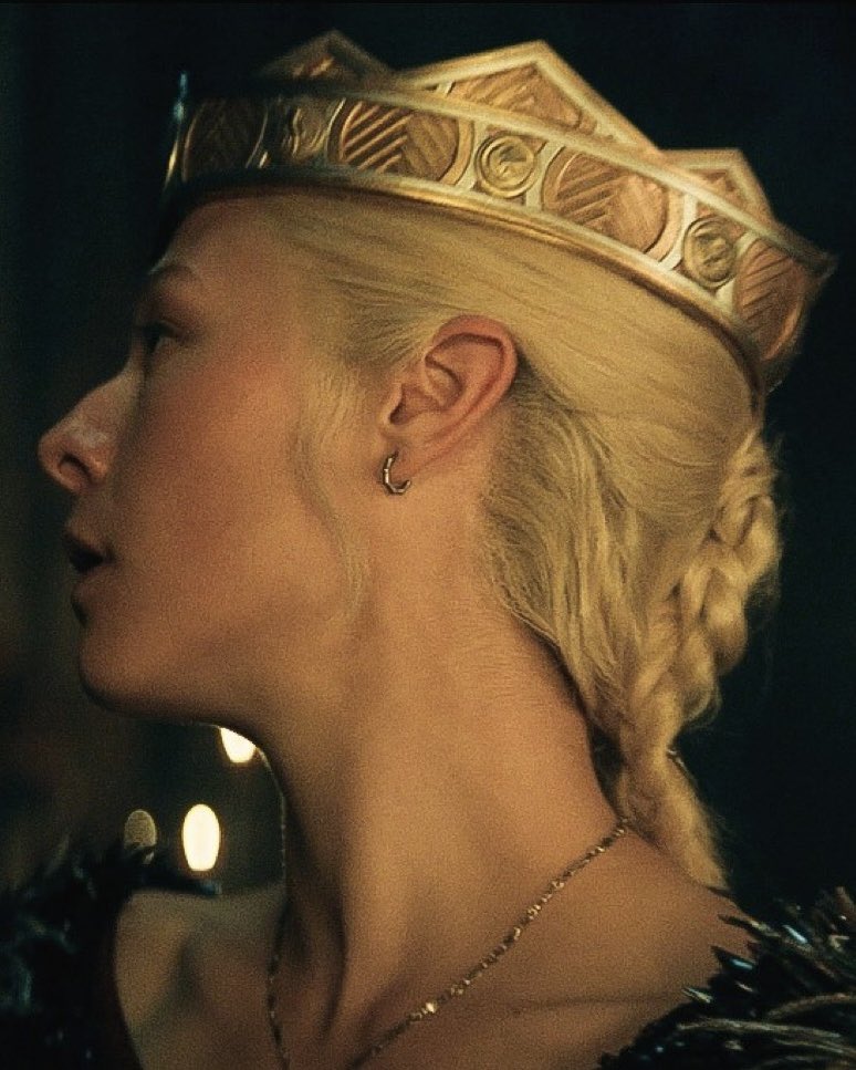 nyrhae's tweet photo. the category is emma d'arcy's neck https://t.co/ZBxlnZtQTx