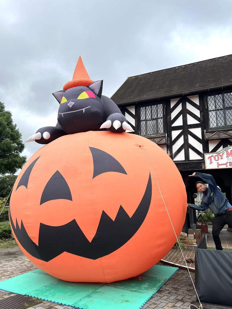 nijinosatocom's tweet photo. イギリス村に、かぼちゃのバルーンが登場🎃✨

秋らしいフォトスポットになっています🍂
ぜひ記念写真を撮ってみてくださいね〜！📸

#ハロウィン #虹の郷 #秋イベント https://t.co/YFTrNNgz6y