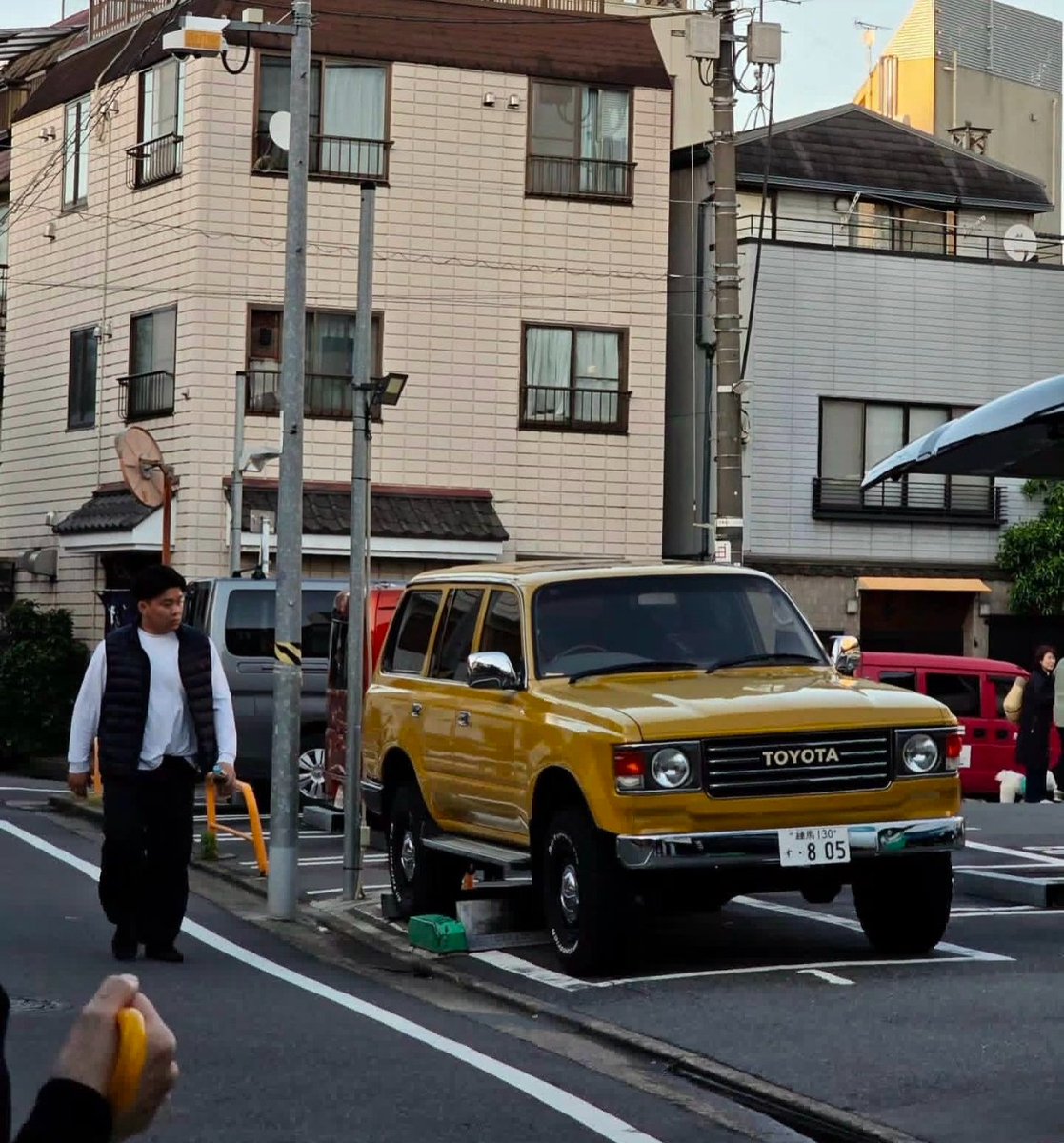 Dea_rBoss's tweet photo. i think japan really loves land cruisers. https://t.co/hjWYfnkceU