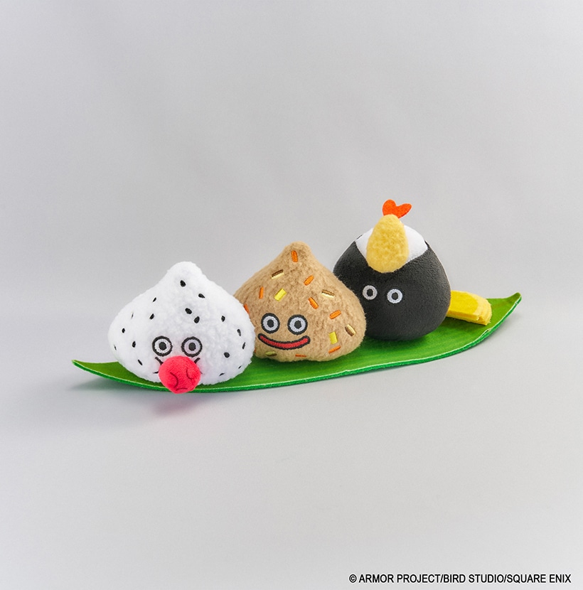 SQEX_eSTORE's tweet photo. 「#ドラゴンクエスト」から、ぬいぐるみが登場！どっしり構えた勇ましいポーズが魅力の「オヤカタきづち」、おにぎりや食材を葉っぱから取り外すことができる「おにぎりスライム」「ハイカラむすび」の3種。#DQ
https://t.co/9s92DI9i0v https://t.co/thnQttvUzP