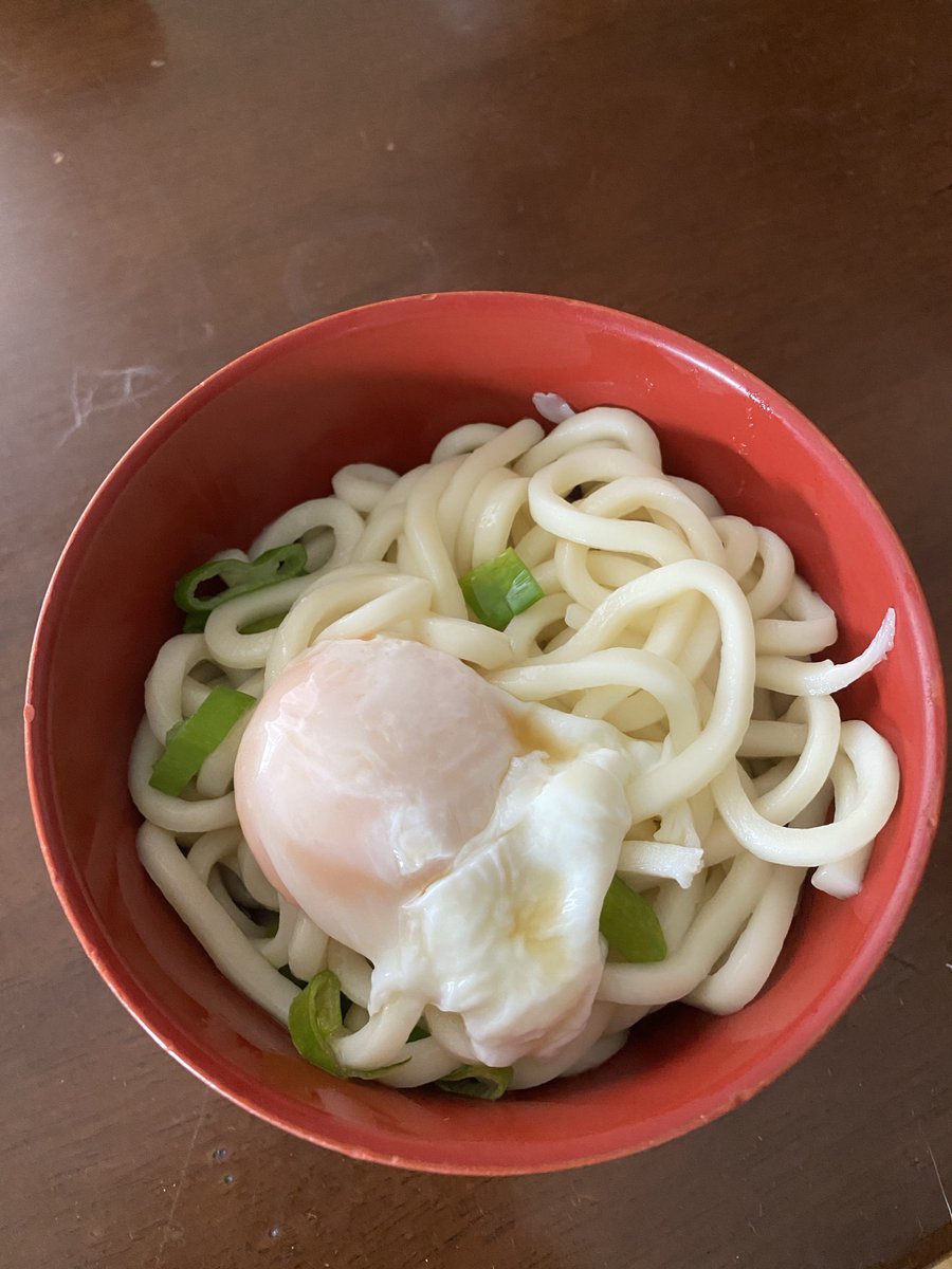 hikonemu's tweet photo. 温玉ぶっかけうどん作った
ネギまで乗っけて大盤振る舞いや！
大学生の頃、学食の100円素うどんを食ってた身としては大出世やな！ https://t.co/UTc9hdYV7n
