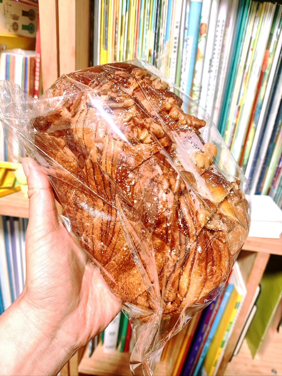 petif250702's tweet photo. Just nailed my first homemade sourdough loaf! The crisp crust, soft crumb, and that perfect oven spring—weekend baking vibes never hit different https://t.co/llSfzFlch6