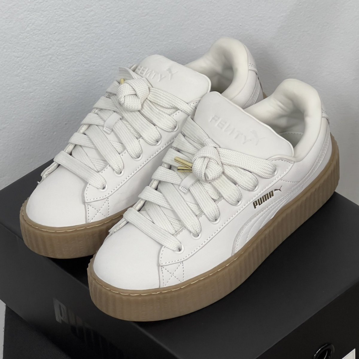 Befullimm's tweet photo. PUMA x FENTY 🤍
ไซส์ 26.5 ค่ะ เท้า 24.5ใส่ได้
2900฿ รวมส่งค่ะ แท้100% อุปกรณ์ครบ

ตำหนิ 1 จุด ใส่ 2 ครั้ง สภาพมือ1 
ถ่ายจากของจริงค่ะ
__
#ส่งต่อรองเท้า #ส่งต่อpuma #พรีpuma #pumaspeedcat #pumathailand #รองเท้าผ้าใบมือสอง #pumaspeedcatballet #pumathailand https://t.co/qiWsLaHJw6