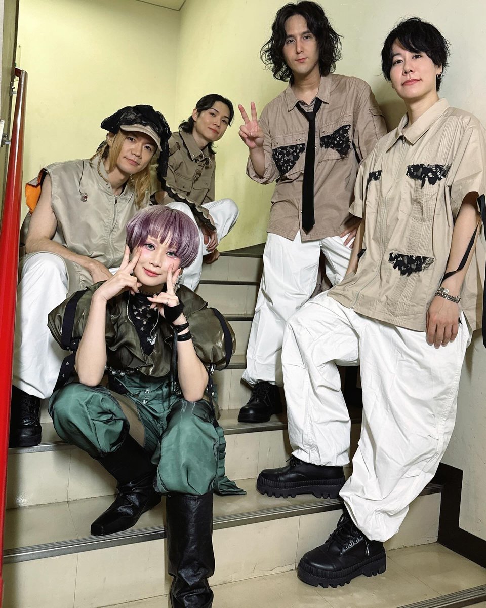 Reol_Daily's tweet photo. The live drummer writes heat into the mix.
Not a decoration at the edge.
A pulse the choreography can land on.
Synths still hold the spine.
Skin and stick do the blood.

#reol
#ReolDaily
#1000ReasonsWhyReol https://t.co/DCZHOohKxm