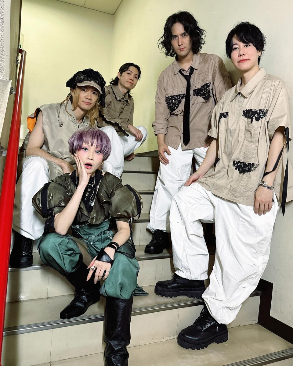 Reol_Daily's tweet photo. The live drummer writes heat into the mix.
Not a decoration at the edge.
A pulse the choreography can land on.
Synths still hold the spine.
Skin and stick do the blood.

#reol
#ReolDaily
#1000ReasonsWhyReol https://t.co/DCZHOohKxm