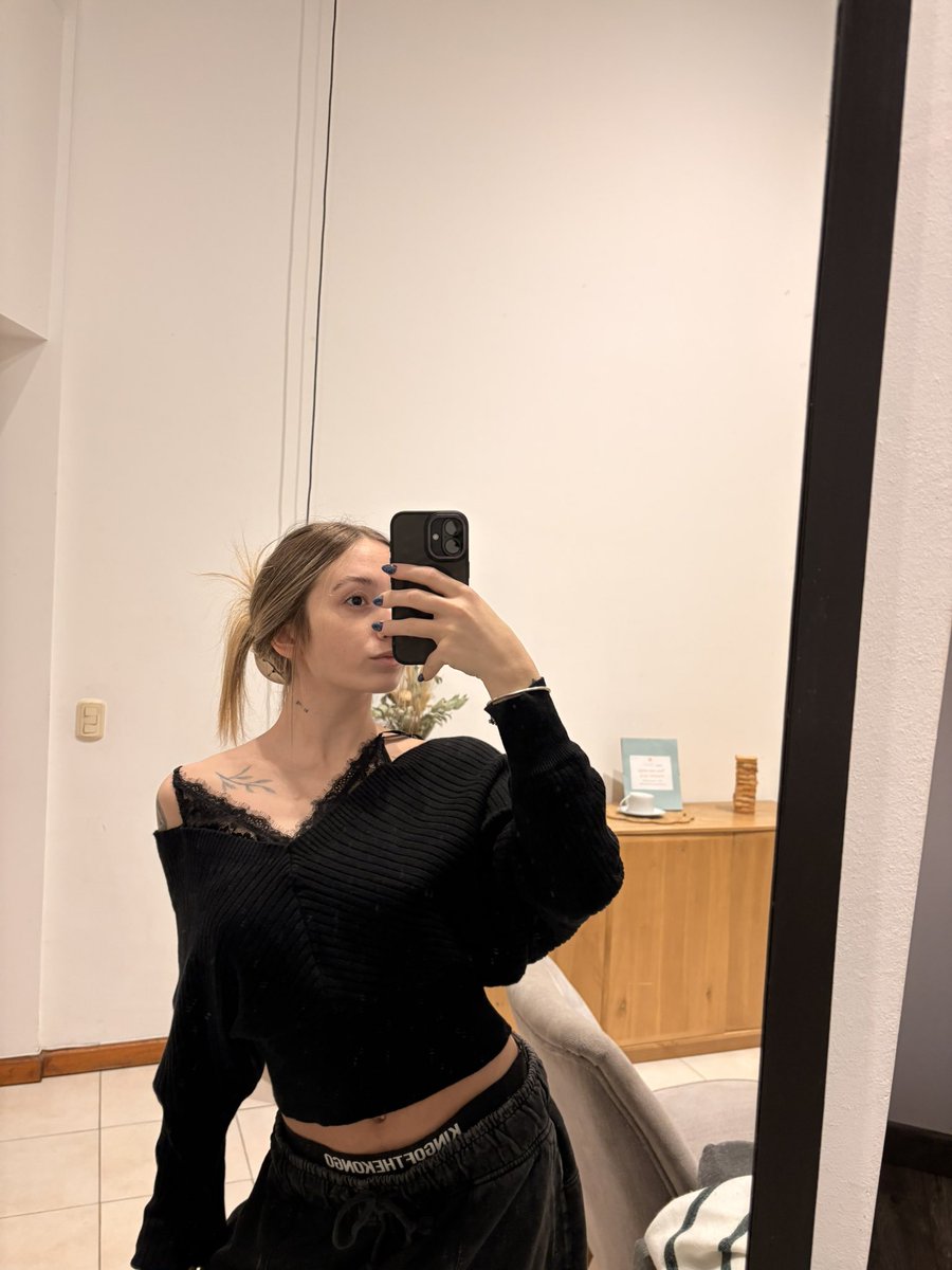 evehoneey's tweet photo. I’m curious who’s secretly into me. 👀 https://t.co/OUNdvtgZyL
