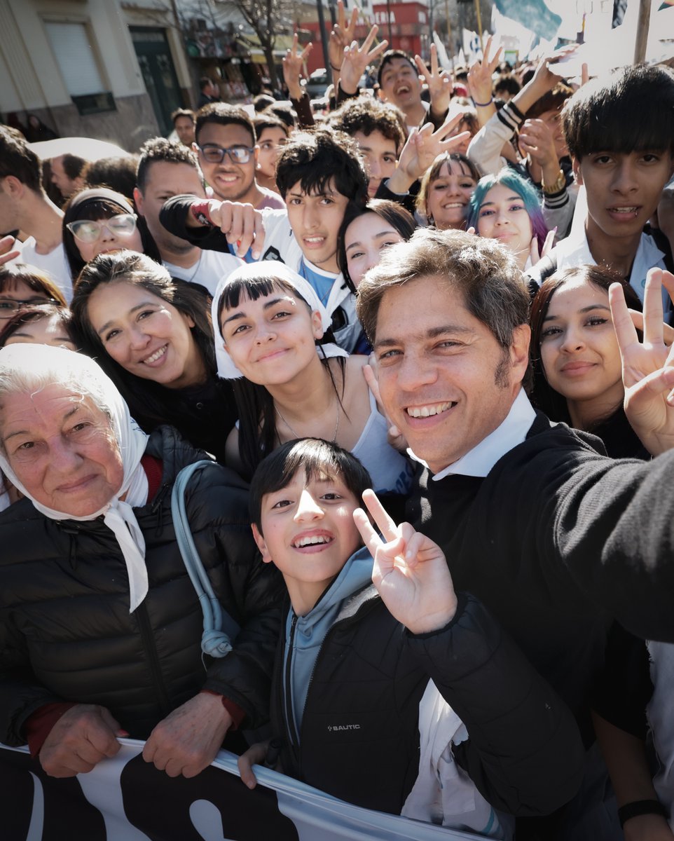 mdfescobar's tweet photo. 50 años después seguimos recordando a quienes lucharon colectivamente por un bien común y transformando la memoria y el dolor en organización.

Por los 30 mil, por nuestra historia y por el futuro, ¡los lápices siguen escribiendo! 🤍
#NocheDeLosLapices #NuncaMás
@Kicillofok https://t.co/0JVpDyXSaV