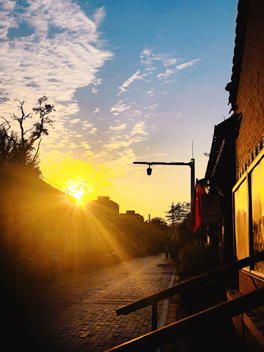 MurphyJill24804's tweet photo. Sunset glow paints the old alley street—randomly stopped to shoot, found quiet magic in daily walk. https://t.co/a82RvYOORc