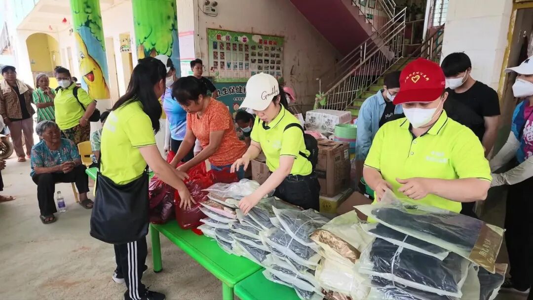 milka325588's tweet photo. Spent the morning at the community food bank packing care kits for local families in need. Seeing their hopeful smiles when we handed them over made every minute worth it  #VolunteerGivesBack， https://t.co/ER4uKHgKfV