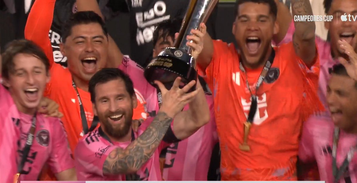 BarcaUniversal's tweet photo. 🚨 OFFICIAL: Barcelona legend Leo Messi wins his 49th CAREER TITLE.

THE GOAT! 🐐🐐🐐 https://t.co/0WxI7wA8UH