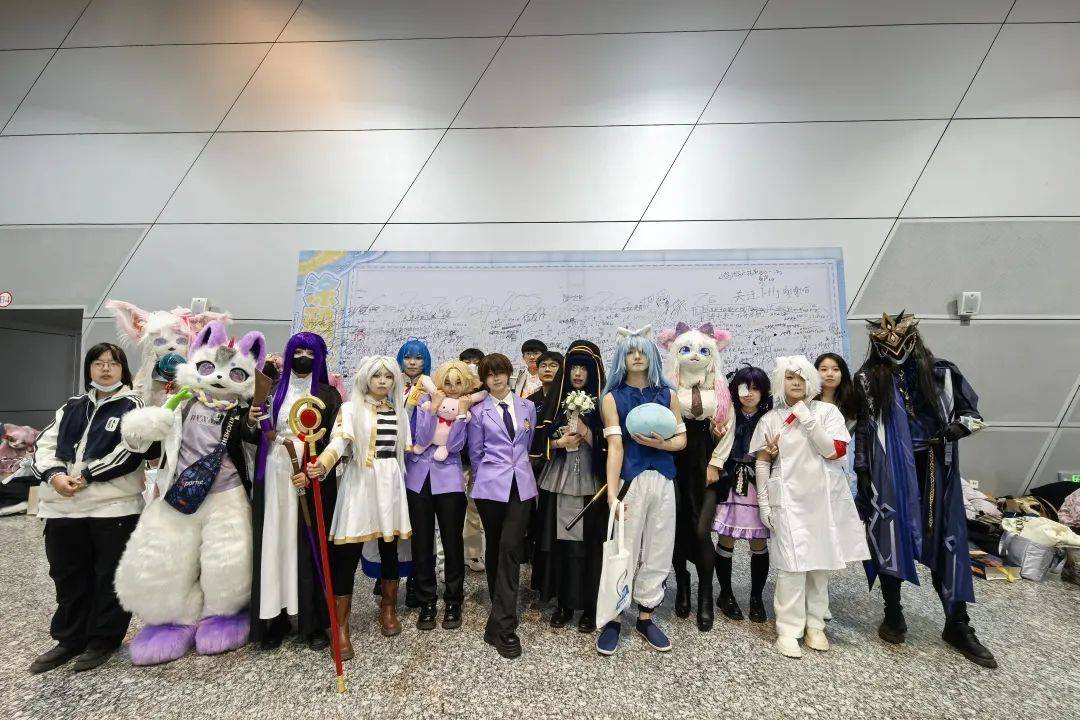 snowm677025's tweet photo. Just had the BEST time at the local comic con! Met so many amazing cosplayers, scored rare merch, and my photo card collection just got way cooler 。 https://t.co/yN8TeuDv72