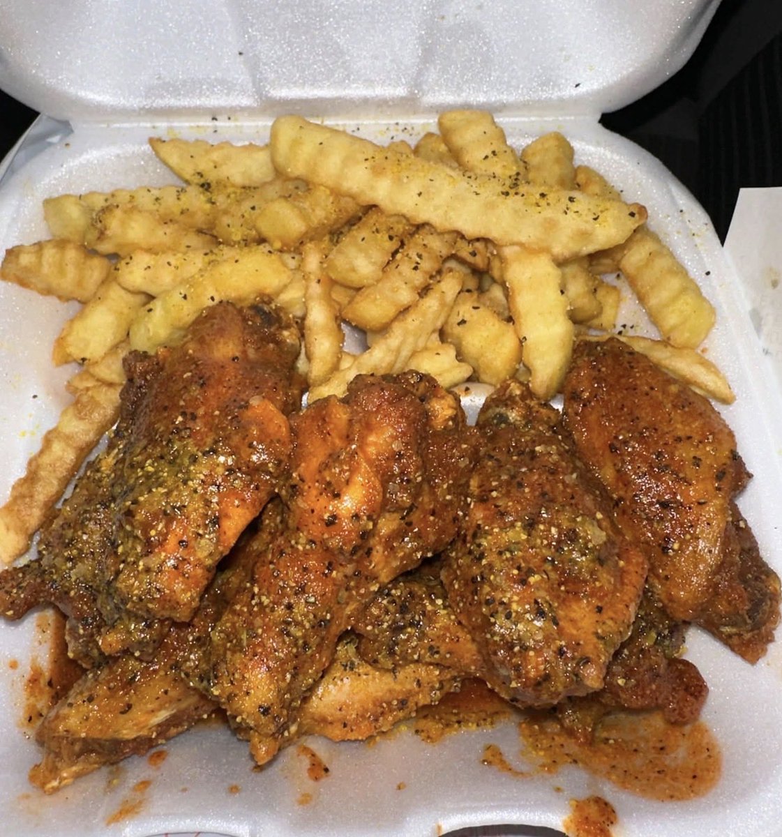 FoodPleaser's tweet photo. Spicy Lemon Pepper Wings &amp; Fries https://t.co/lj1dcGC95S