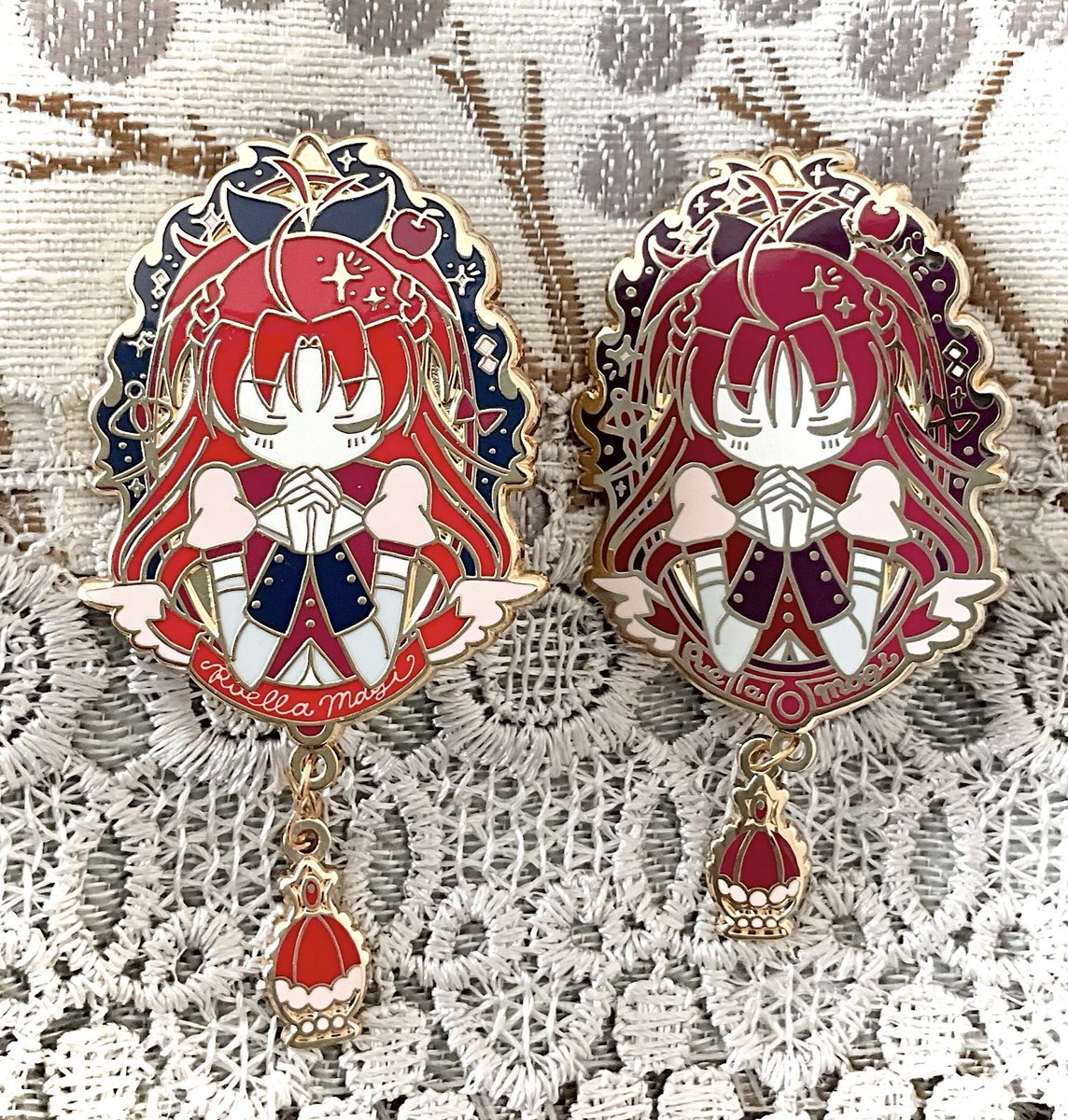 harura_yae's tweet photo. 廻天杏子ピンバッジの新旧比較です✨

左が今回頒布するリニューアル版です。
よりキャラが目立つようになったと思います！顔は変えていないのですが、全体的に線が細くなったことでキリッとした印象になりました。

台紙も新しくしてみました！武器の形状を廻天仕様にしています。
台紙のゴールド箔の輝きレベルを前回より少し抑え、ピンバッジの輝きの方が目立つよう調整しました。
#プリレコ17