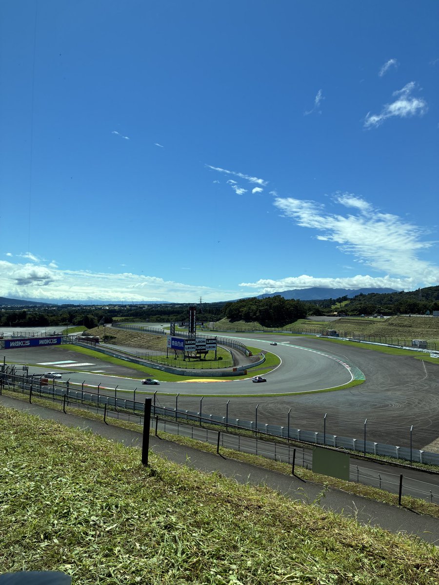 open_gear's tweet photo. 富士スピードウェイ来てみた。
今日は晴れて空が綺麗！
艦これグッズは一部のアクスタが売り切れてる感じ。 https://t.co/cK5oUaFuER