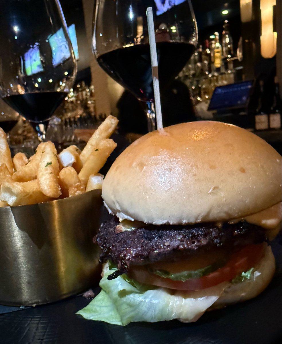 eatinglasvegas's tweet photo. Holy Hump Day! #HARLO is busier than a cupcake concession at a Mormon social. 
In other news: the too-thick, overcooked, poorly-constructed burger 🍔 is practically inedible. 😡🙄
No. 232 @EatTalkRepeat https://t.co/Tl9Di8l7Bg