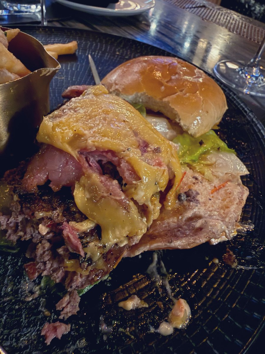 eatinglasvegas's tweet photo. Holy Hump Day! #HARLO is busier than a cupcake concession at a Mormon social. 
In other news: the too-thick, overcooked, poorly-constructed burger 🍔 is practically inedible. 😡🙄
No. 232 @EatTalkRepeat https://t.co/Tl9Di8l7Bg
