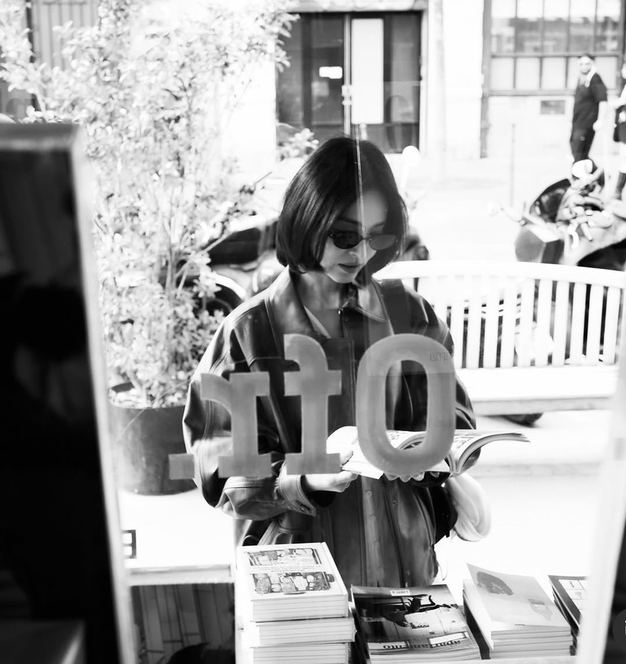 worldpopkorea's tweet photo. DEAR AUTUMN,

You arrived in Paris and found #SongHyekyo already waiting—
in quiet colors, shoulder-length hair,
and the kind of elegance that never needs to announce itself.
Some people follow the seasons.
She seems to arrive with them. 🍂
📷 Instagram: Song Hye-kyo https://t.co/BiKLO8hz9m