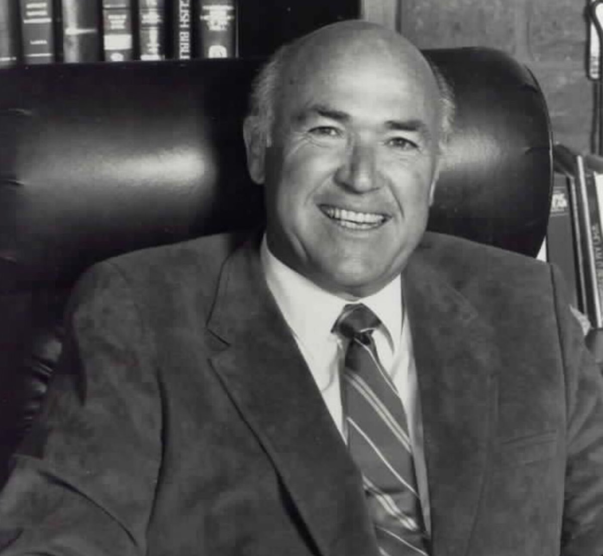 ThreadedKernel's tweet photo. @farmingandJesus Chuck Smith https://t.co/hkUrnQZcDR