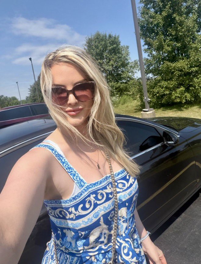 Miss_Roser3's tweet photo. I'm Rose

Dutch content creator from the United States .
Looking to connect with people who love tuna pizza, staying home &amp; avoiding social interaction.
Bonus points if you also disappear for 3 business days after making plans. https://t.co/hE5fC2Ir05
