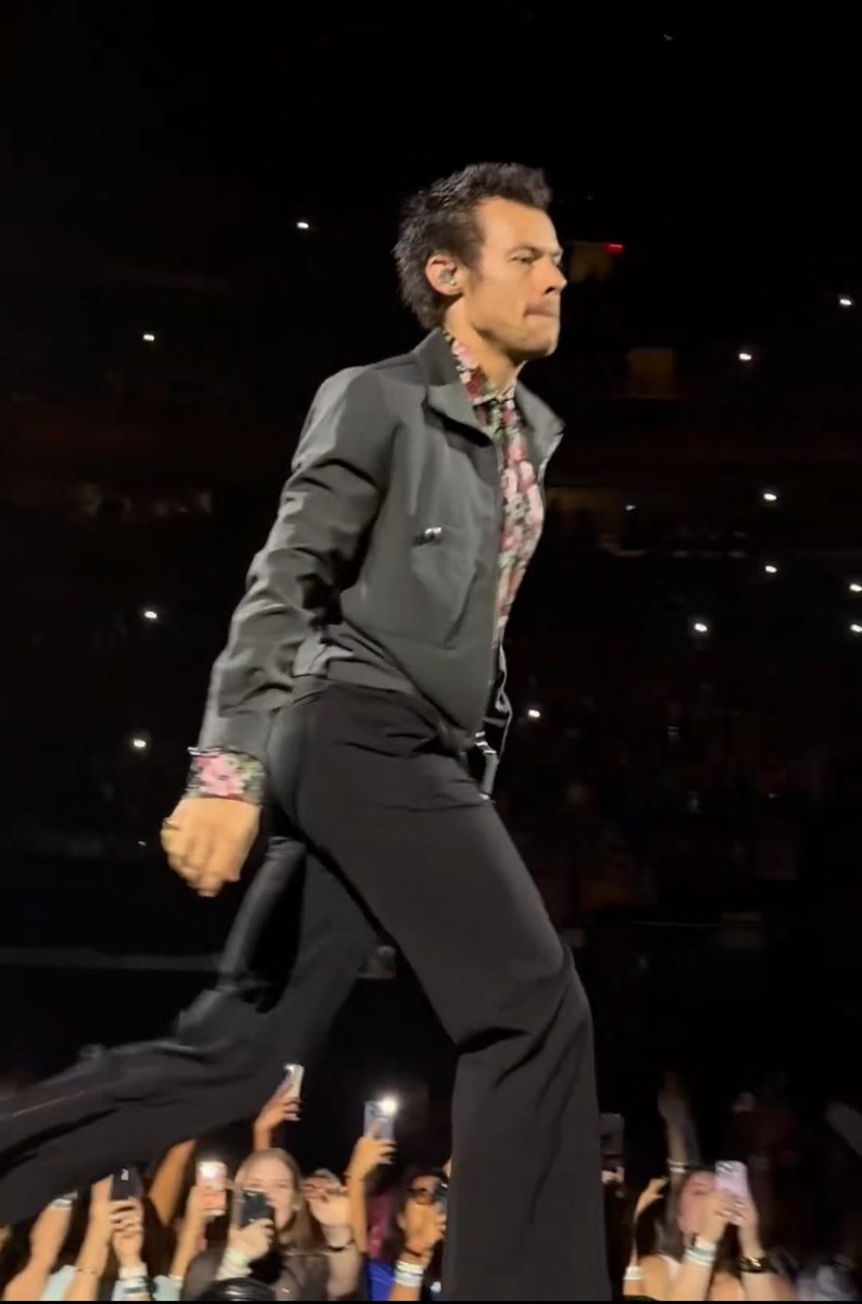 _sweet_cherri's tweet photo. Harry Styles MSG N10 #HarryStyles https://t.co/4KLF3e635k