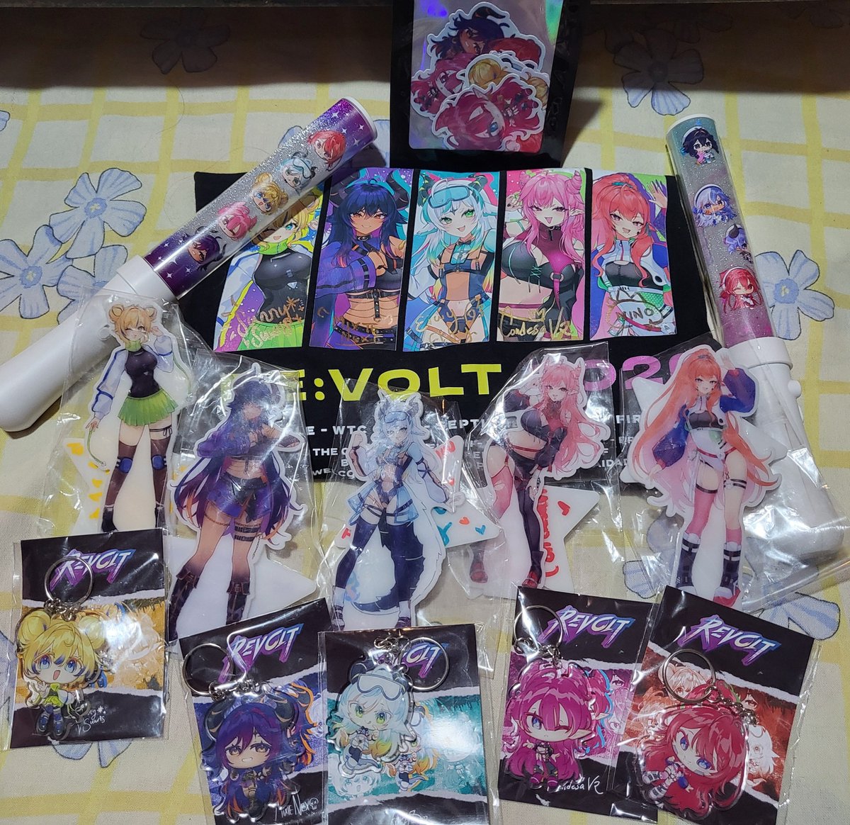 KezSketch's tweet photo. Me la pasé bn bomba en la AniMole, estando al lado de las personas que más quiero, en el concierto, pasando a la mesa de las chicas, conociendo personitas nuevas y esforzandome como staff de una increíble artista ✨💙
✨La merch esta preciosa✨
#kpxRevolt #Resisters #AniMole4 https://t.co/ipeBiUgRys