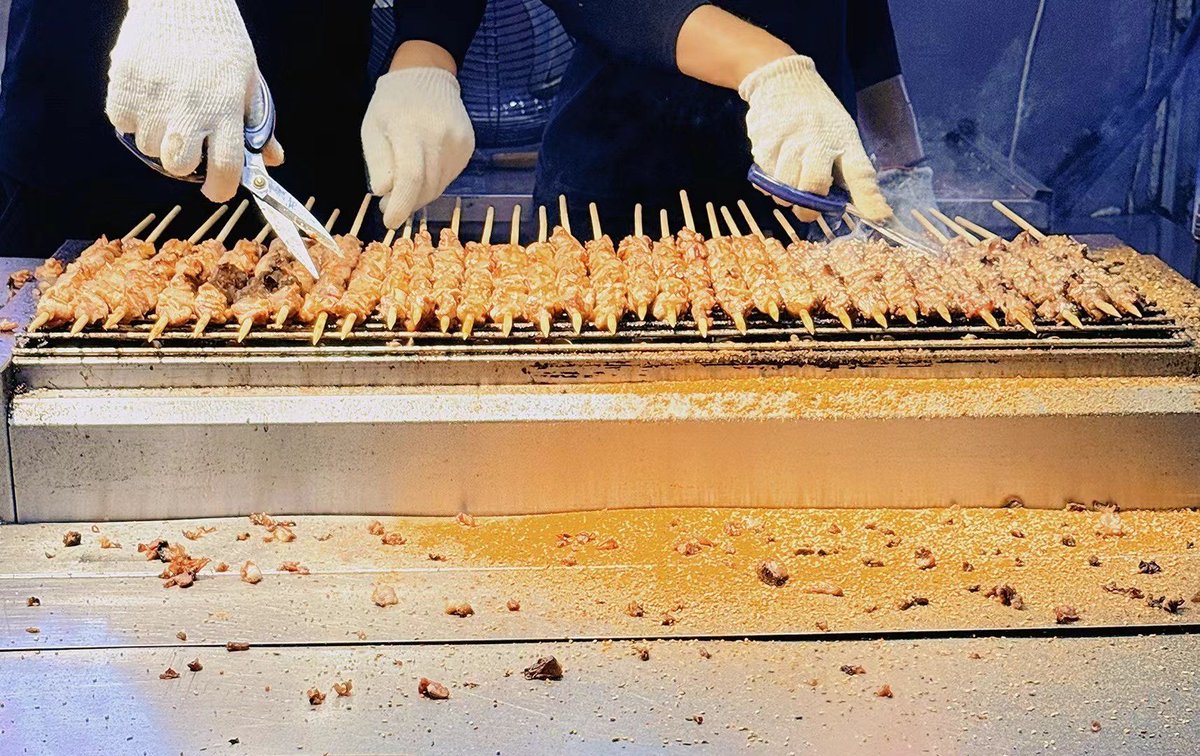 gents259182's tweet photo. Craving late-night snacks These crispy Taiwanese fried chicken cubes with spicy seasoning hit different  Grab one if you pass by this street stall!， https://t.co/TSTGQyfJGr