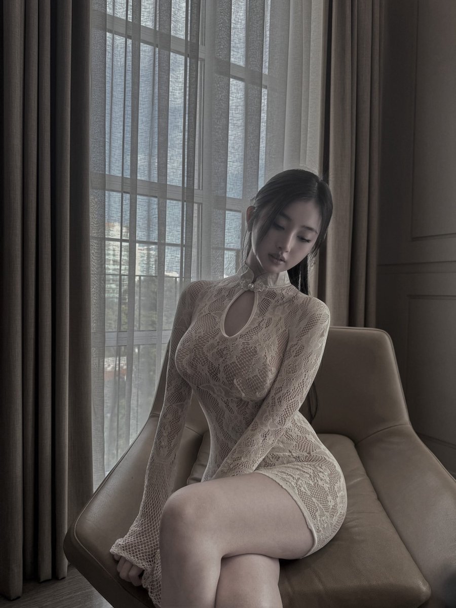 vivelarose's tweet photo. white looks good on me. https://t.co/km8pdyvSWC