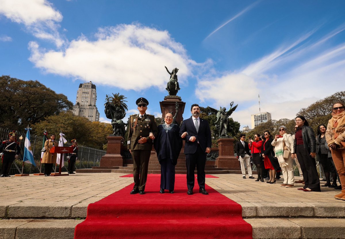 EmbaMexAr's tweet photo. En ocasión del 216 Aniversario de la Independencia de México, la embajadora @RossbachLilia, junto a las fuerzas armadas y cuerpo diplomático entregó una ofrenda floral en el monumento al Libertador José de San Martín. 

¡Viva la amistad entre 🇲🇽 y 🇦🇷! 
¡Viva México! https://t.co/IHkpCkwIRJ