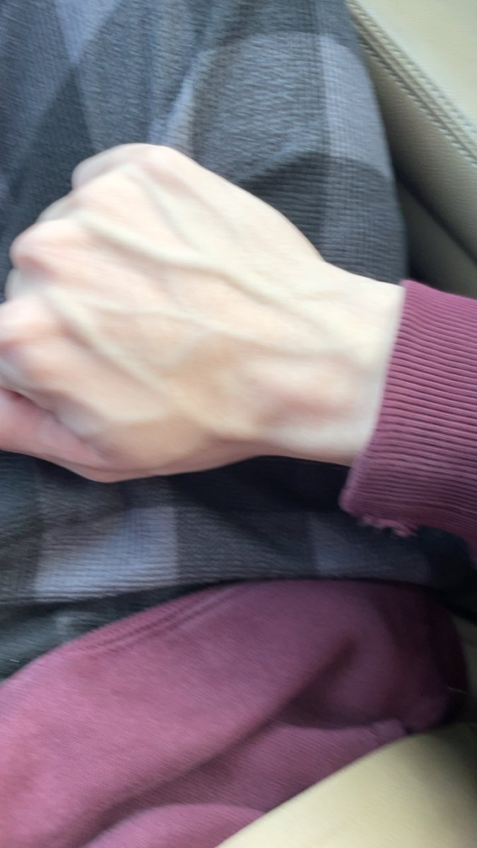 d0minat3z's tweet photo. my pretty hands belong around your throat #nsfwtwt #veins #hands #arms #breeding #cnc #freeuse https://t.co/fBwZTCBC39