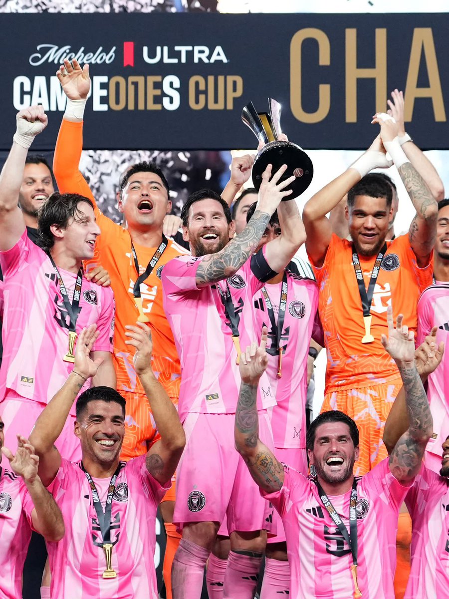 FabrizioRomano's tweet photo. 💗🇺🇸 Inter Miami’s captain Lionel Messi lifts Campeones Cup trophy. https://t.co/qetlGioVgg