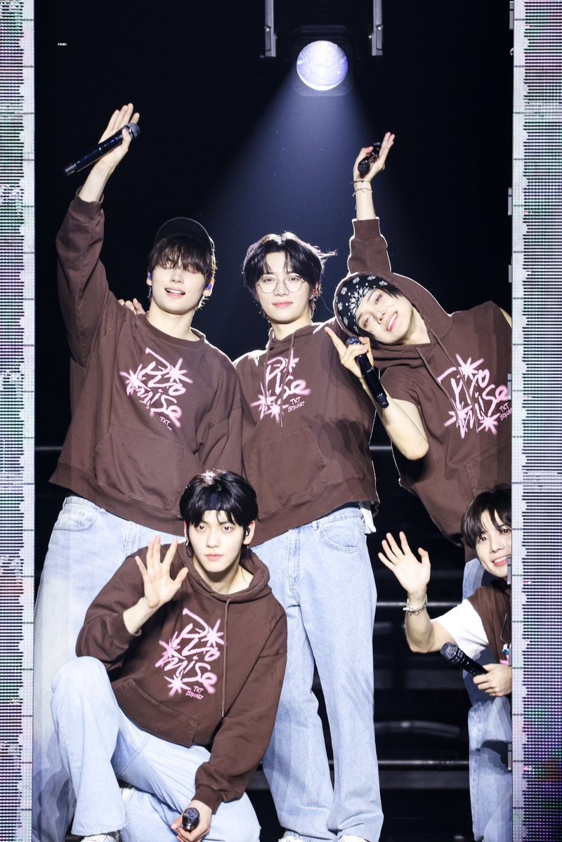 divaxdiaries's tweet photo. #daily ot5 photo 😭🥺🫶⭐️✨ https://t.co/IWGQiozW9o