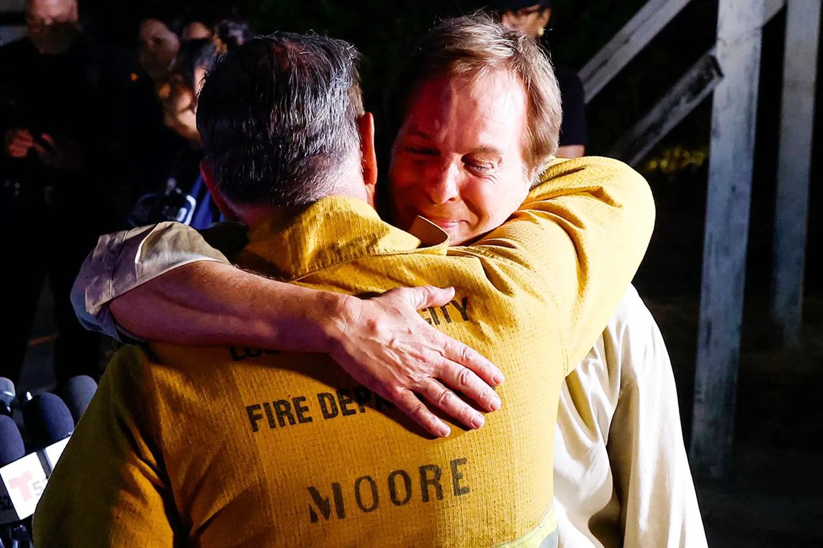 ferozwala's tweet photo. 🚨Robert Kovacik, the veteran #NBC’s News Reporter, Breaks Down in Tears at Scene of Helicopter Crash That Killed 2 of His Colleagues

📌#KNBC Los Angeles reporter #Eliana_Moreno & pilot #George_Marciniw died in a helicopter crash while covering a bus accident on Tuesday, Sept. 15

📌Three people, including reporter Eliana Moreno, pilot George Marciniw & a third person on the ground, were killed in a helicopter crash while they were covering a fatal bus accident.
📸Los Angeles Fire Department Chief Jamie Moore embraces NBC4 reporter Robert Kovacik.
https://t.co/hfOzut4ypL