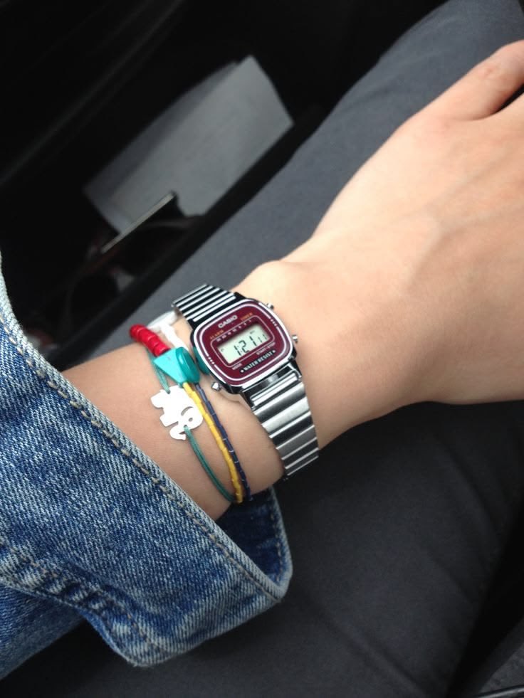 xbeebles's tweet photo. Tiba-tiba banget jatuh cinta sama jam tangan casio series ini 😭🫶🏻, warna burgundy nya bikin tangan jadi lebih cerah tauu, pokoknya cantik bgt 💞 https://t.co/kpI61eDpiR