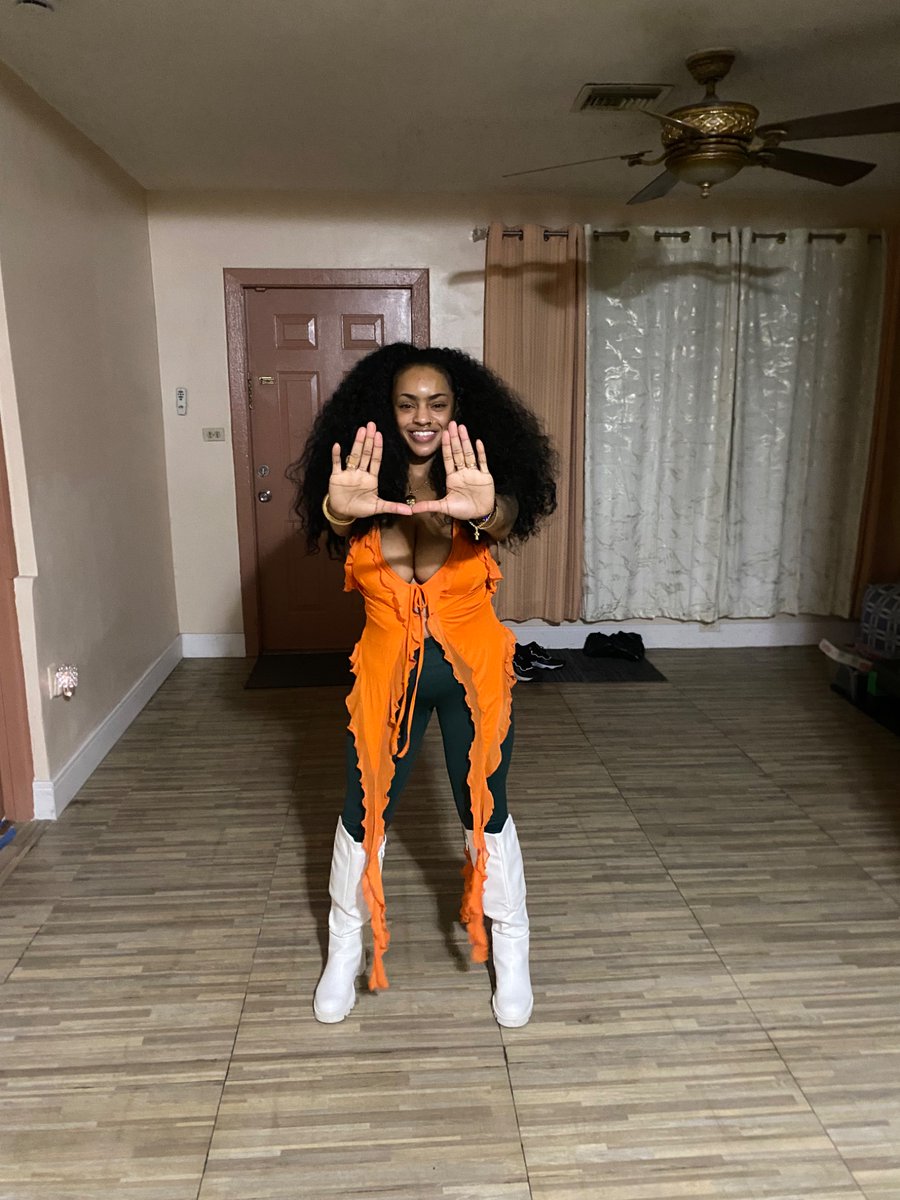 Mwwrangler's tweet photo. Should take my ass to the Wake Forest game. 1 more day to decide 🤔@CanesFootball #gocanes https://t.co/6pjq4z0jh8