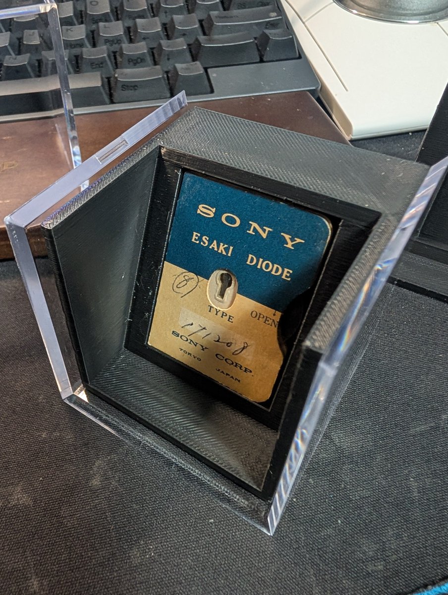 RamTuckey's tweet photo. 誰にも伝わらないかもしれないけど……！
貴重なSONYの江崎ダイオード（1T1208）、綺麗に保管したくて専用スタンドを自作して飾ってみた。

当時の台紙ごと収めたら完全に博物館の展示品になって最高に満足してる。 https://t.co/vP7lITEvmX