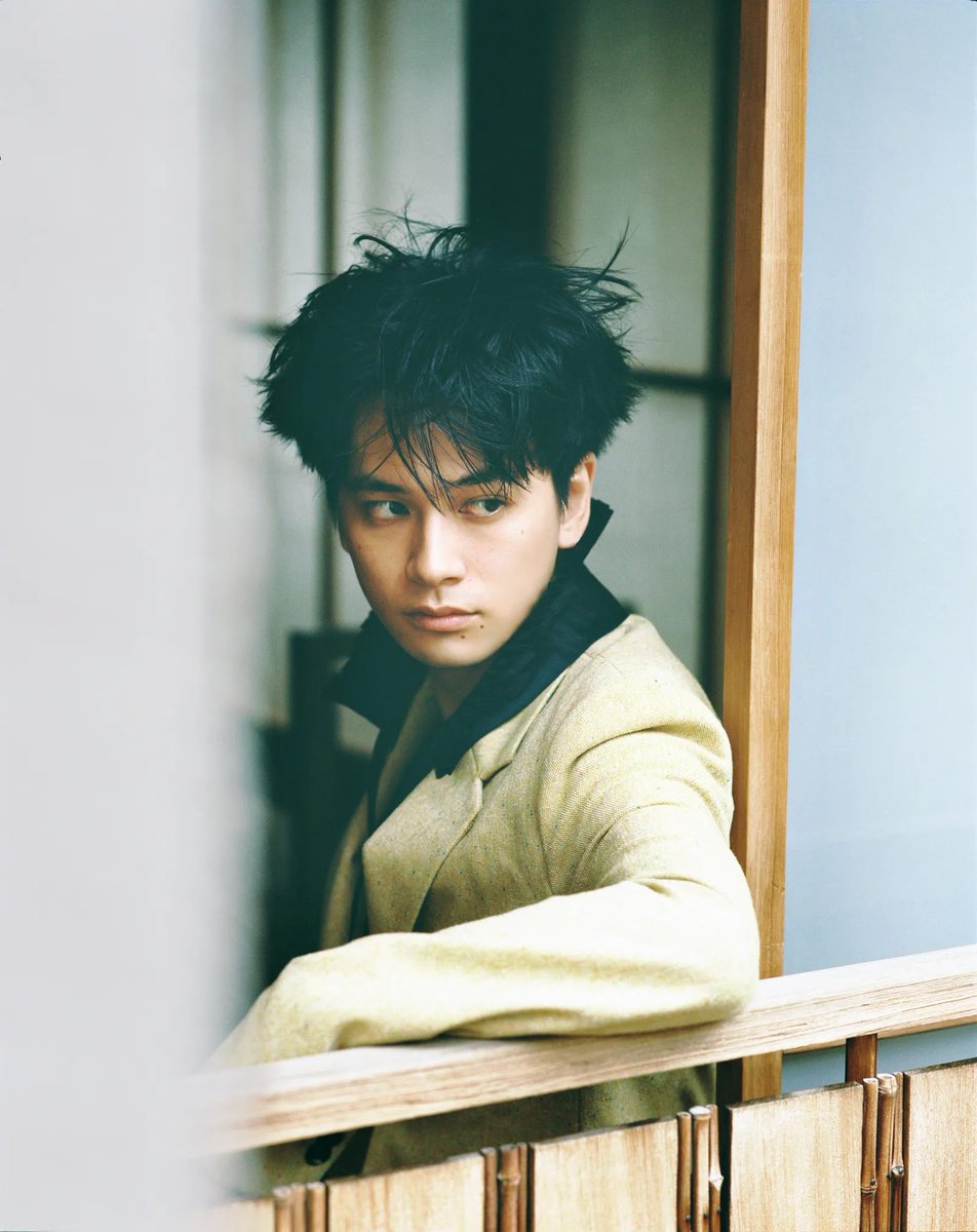 GQJAPAN's tweet photo. #北村匠海「当時は、自分の中でファッションの転換期でした。それまではヴィンテージを着ることが多かったんですが、造形として美しいものを着てみたいと思うようになった時期だったんです」
https://t.co/YPCLAutv20 https://t.co/fQRl3S3mqy