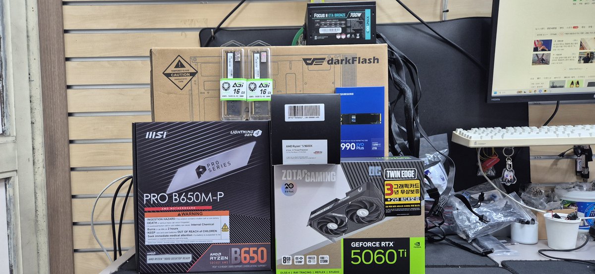 dohwicom's tweet photo. 라이젠 9600X+RTX 5060Ti 8GB로 구성된 게임용 PC 출고 사진입니다

※조립비 별도※

[CPU 쿨러와 파워는 도휘컴에서 서비스로 장착 후 출고되었습니다]

데바데, 팰월드 및 기타 온라인 게임용으로 작업 요청하셨습니다

카카오톡 오픈채팅: https://t.co/ZLbG4l3lH1
디스코드: dohwicom https://t.co/68EKCkDqzg
