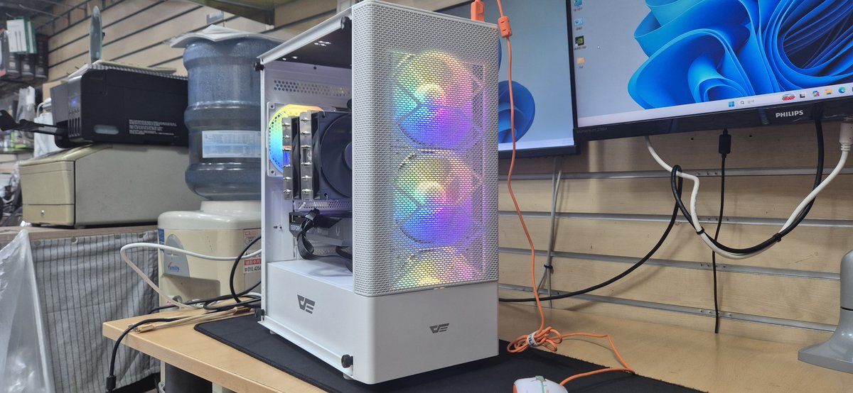 dohwicom's tweet photo. 라이젠 9600X+RTX 5060Ti 8GB로 구성된 게임용 PC 출고 사진입니다

※조립비 별도※

[CPU 쿨러와 파워는 도휘컴에서 서비스로 장착 후 출고되었습니다]

데바데, 팰월드 및 기타 온라인 게임용으로 작업 요청하셨습니다

카카오톡 오픈채팅: https://t.co/ZLbG4l3lH1
디스코드: dohwicom https://t.co/68EKCkDqzg